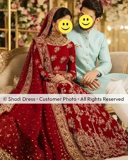 Shadi Dress Braut in einem roten pakistanischen Braut-Lehenga neben dem Bräutigam in mintfarbener Sherwani
