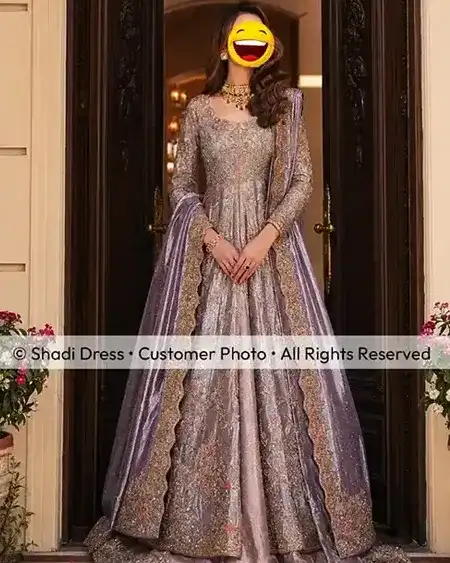 Shadi Dress Kundin in einem silbernen pakistanischen Hochzeitskleid mit verziertem Dupatta